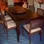 Mesa de comedor de madera lustrada