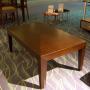 Mesa ratona de madera lustrada