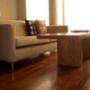 Sillones y mesas ratonas de madera