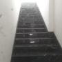 revestimiento de escalera en marmol negro marquina