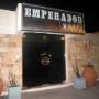 En <b>HOTEL EMPERADOR</b> contamos con aire 
<br>acondicionado, calefacción, baño privado, vigilancia con 
<br>cámaras, TV por cable, Wi-Fi, cochera y mucho más.