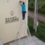 Colocación de reflector en obra de la escuela en B