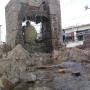 Fuente de agua con cascada en una plaza