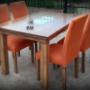 mesa con sillas vestidas