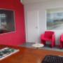 Sala de espera equipada con WiFi, TV, AC, Café