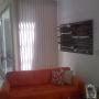 Sillones, cortinas verticales