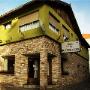 HOSTERIA SUR ? PLENO CENTRO dispone de habitaciones
<br>singles, dobles, triples, departamentos con desayuno, TV por
<br>cable, baño privado, Wi Fi y cochera.