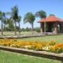 Nueve hectáreas parquizadas, suaves recorridos ondulantes, senderos rodeados de álamos, palos borrachos, aromos, acacias y otras especies florales, creando un ambiente agradable de paz y reflexión.