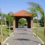 Nueve hectáreas parquizadas, suaves recorridos ondulantes, senderos rodeados de álamos, palos borrachos, aromos, acacias y otras especies florales, creando un ambiente agradable de paz y reflexión.