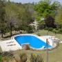 Vista de la piscina exterior y parque