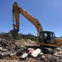 demolición en balneario con excavadora