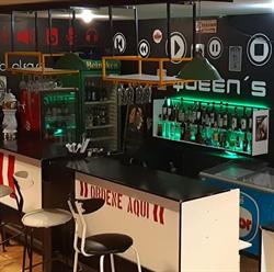 Queen's Confiteria Pub Pool