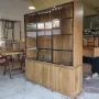 vajillero de madera con puertas de vidrio