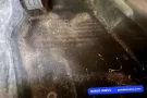 Piso de auto sucio antes de la limpieza